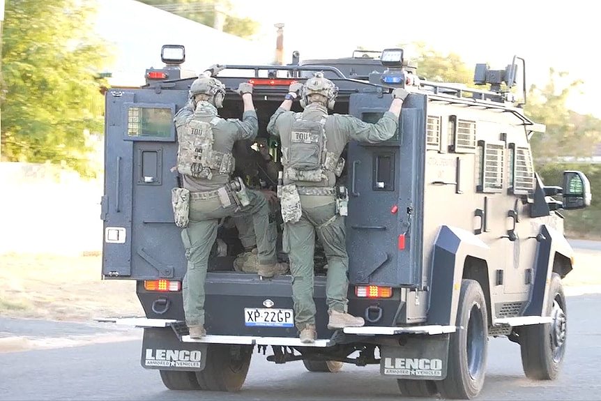 新州偏远小镇发生枪击致三人死亡，特警空运进驻搜捕枪手（图） - 1