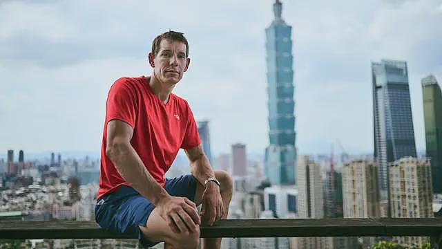 “掉下去就会死”：Netflix直播徒手攀爬台北101激起的好奇与批判（组图） - 1