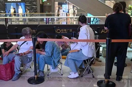 他下海卖黄金,贵妇排队疯抢(组图) - 11