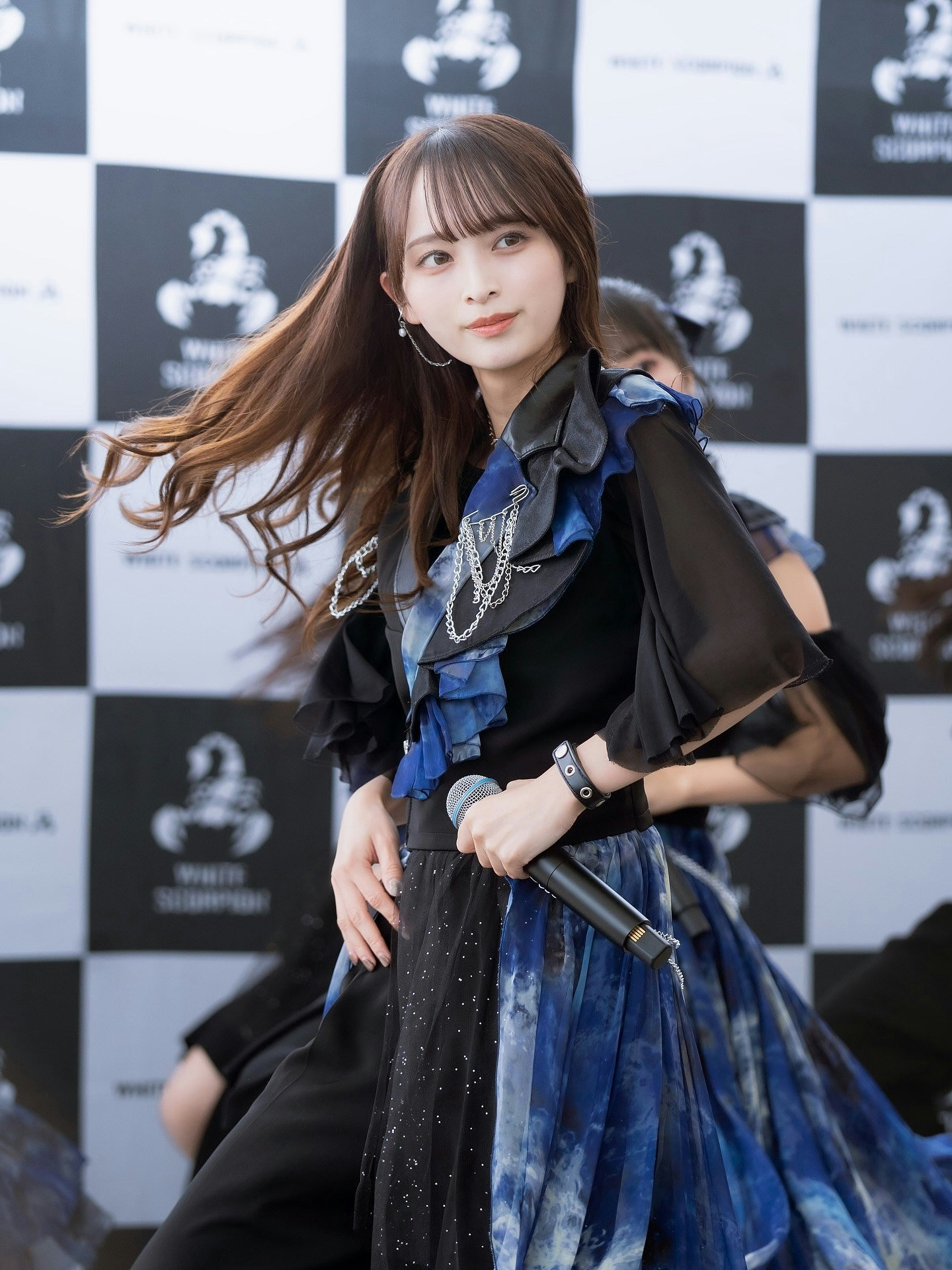 日本女偶像ALLY神级回眸照爆红，引150万网民狂赞：美到像AI生成（组图） - 2