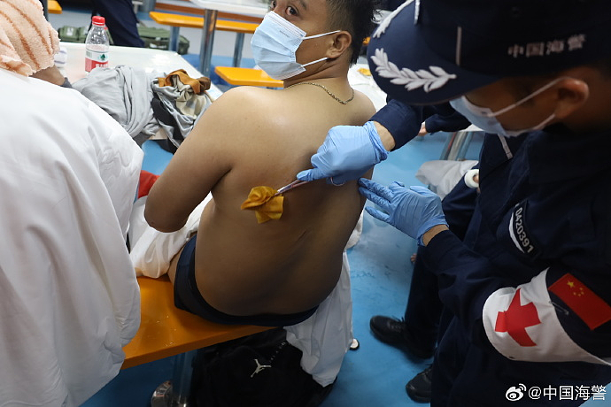 一外籍货轮在黄岩岛倾覆,船上共21名菲律宾籍船员,中国海警紧急救援(组图) - 5