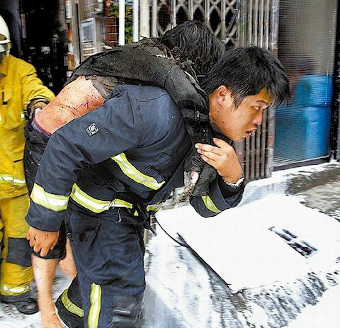 基隆恶火2死4伤！41岁消防小队长3入火场脱氧气面罩给受困女殉职（组图） - 12