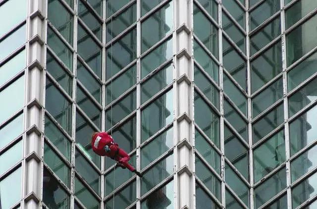 “掉下去就会死”：Netflix直播徒手攀爬台北101激起的好奇与批判（组图） - 3