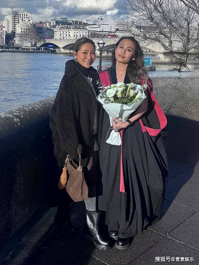 洗米华大女儿硕士毕业,洗米嫂戴钻戒出镜(组图) - 2