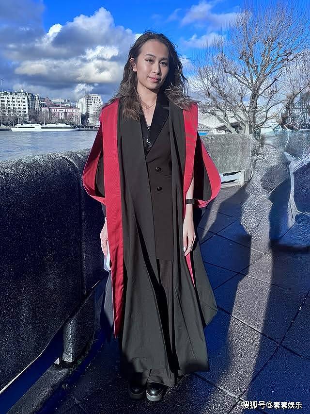 洗米华大女儿硕士毕业,洗米嫂戴钻戒出镜(组图) - 4