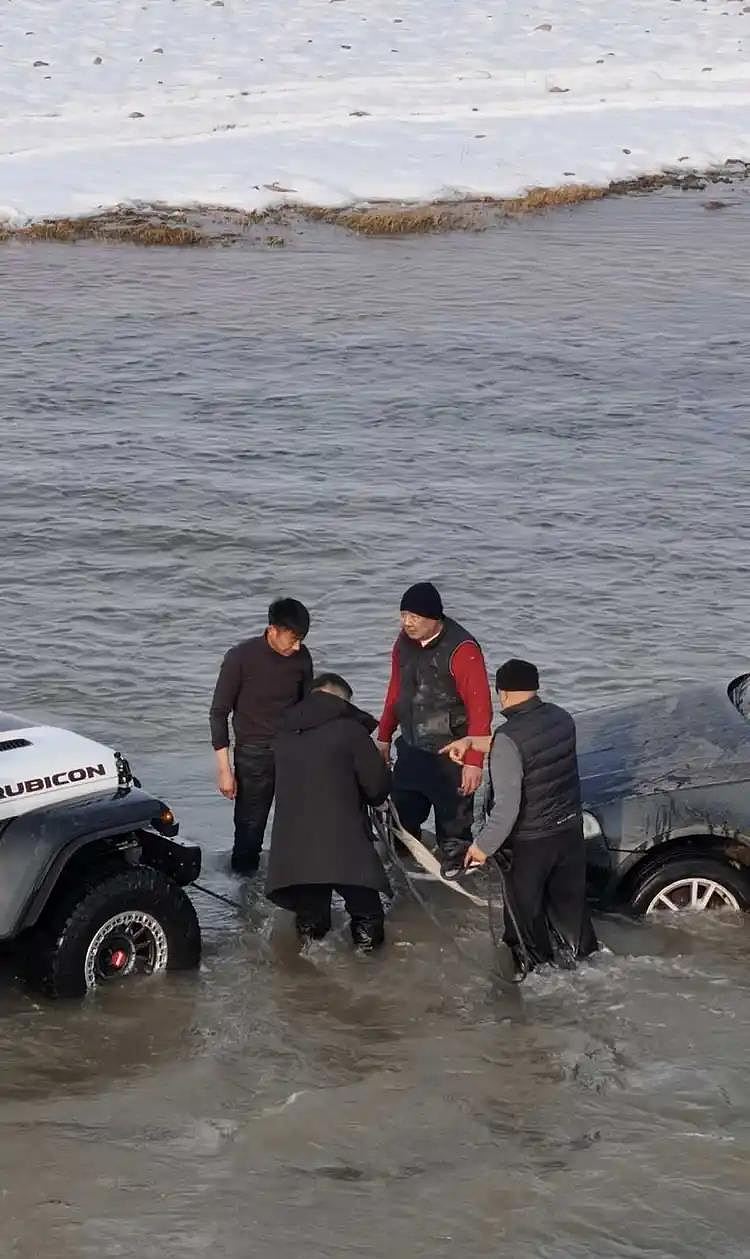 宝马越野车受困，60岁胖东来老板跳冰水施救（组图） - 1