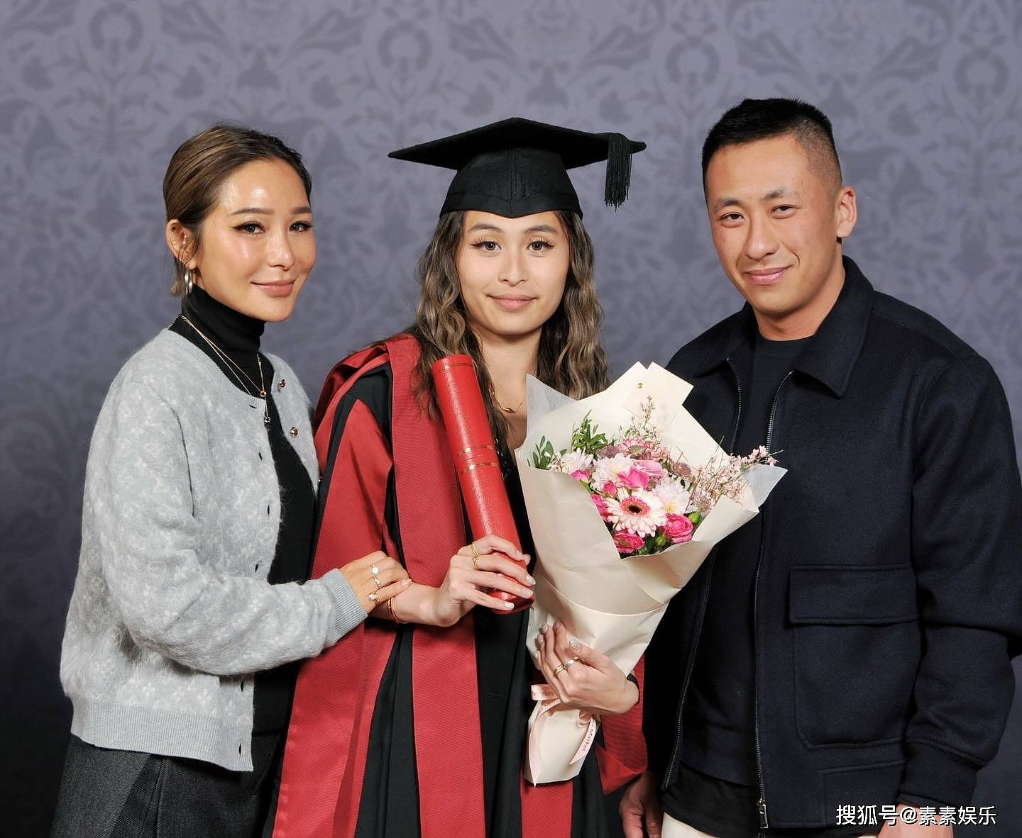 洗米华大女儿硕士毕业,洗米嫂戴钻戒出镜(组图) - 1