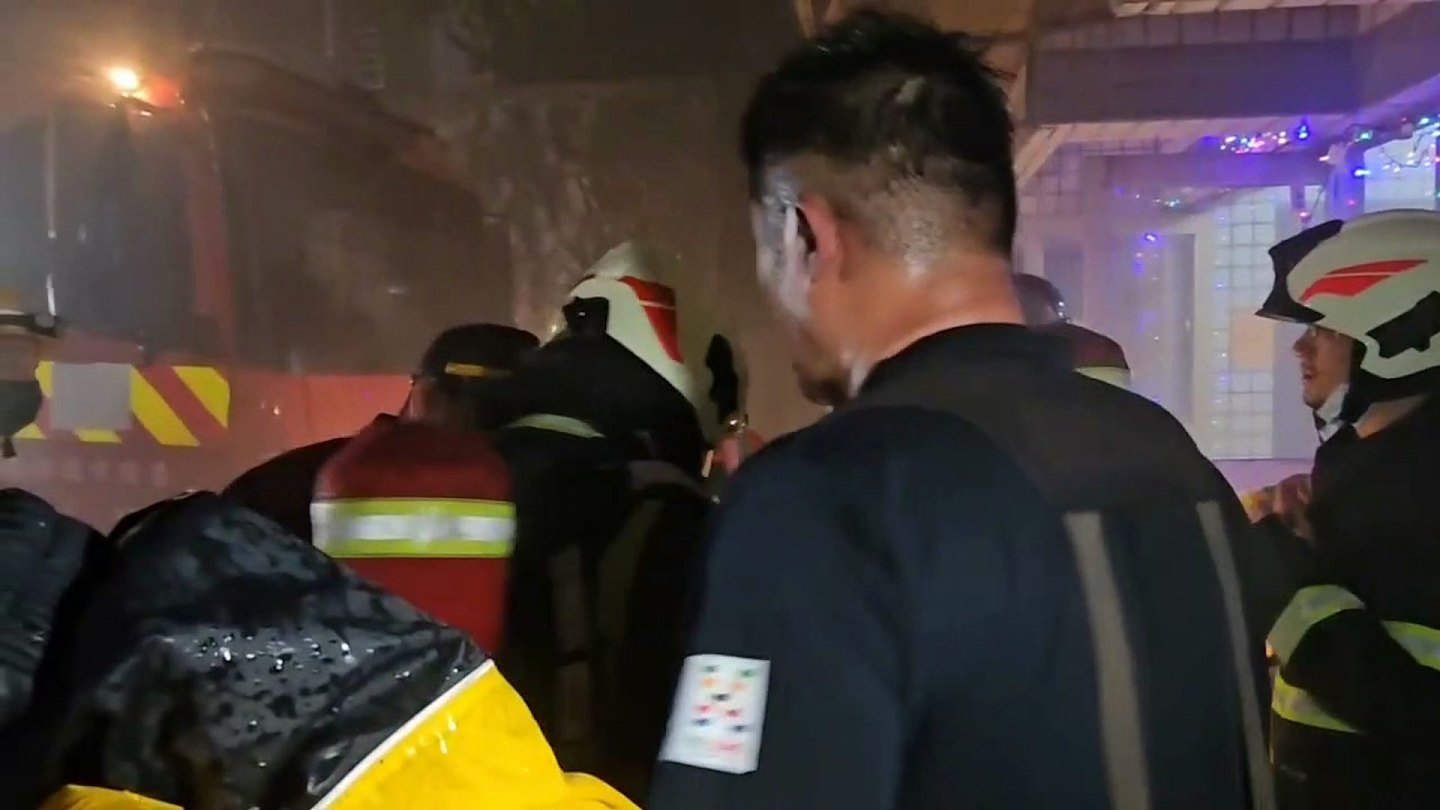 基隆恶火2死4伤！41岁消防小队长3入火场脱氧气面罩给受困女殉职（组图） - 7