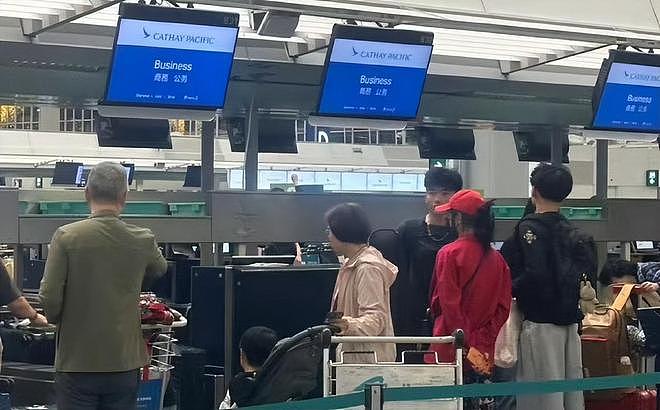 张柏芝带三娃现身机场！18岁大儿子成“翻版谢霆锋”，疑似来澳留学（组图） - 4