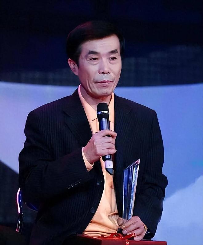 走上闫学晶老路？赵本山没想到，离春节不到1个月何庆魁也翻车了（组图） - 1