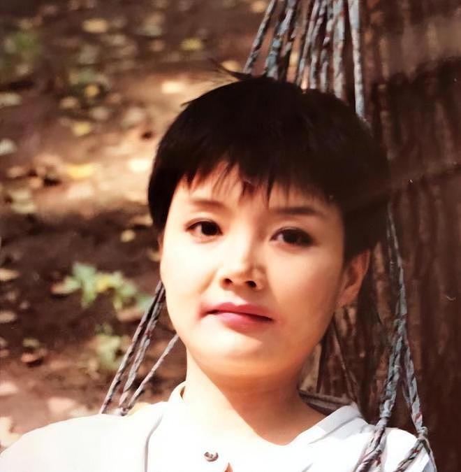 她11岁被导演看中，与名导同居多年被抛弃，童星出身却无人问津（组图） - 5