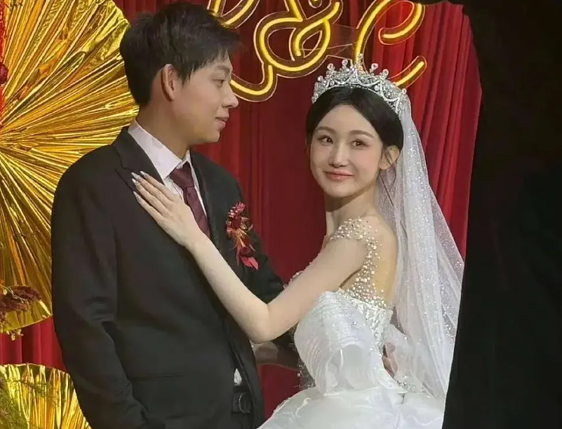 女歌手新婚燕尔，老公竟被曝“男名媛”！报警硬刚（组图） - 2