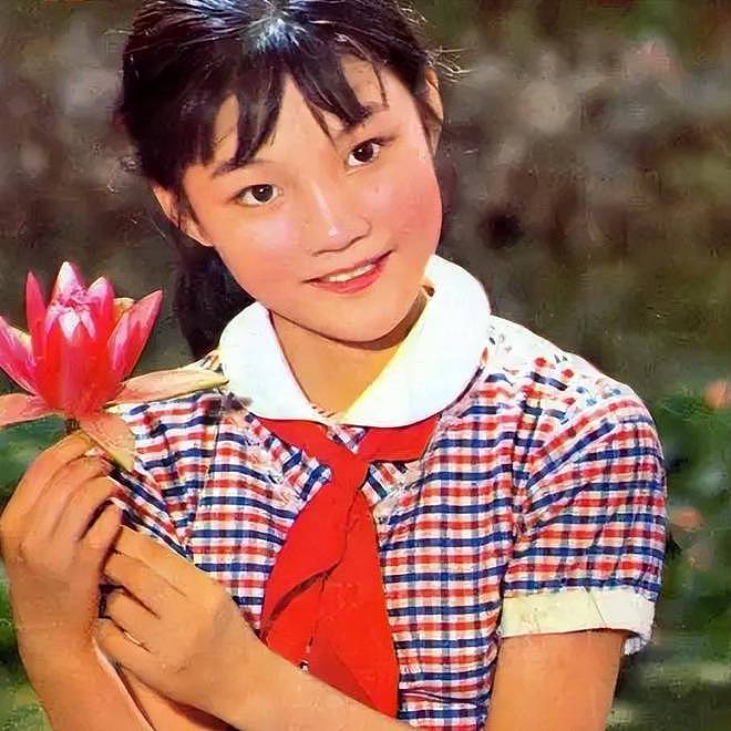 她11岁被导演看中，与名导同居多年被抛弃，童星出身却无人问津（组图） - 3