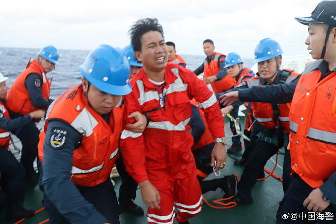一外籍货轮在黄岩岛倾覆,船上共21名菲律宾籍船员,中国海警紧急救援(组图) - 4