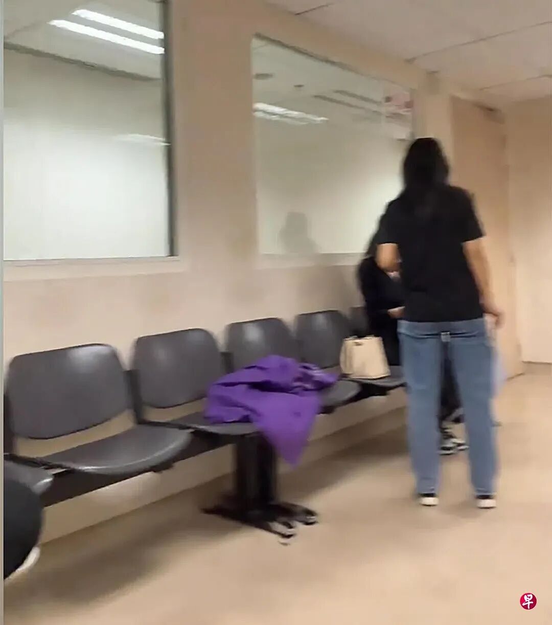 “落地新加坡被关小黑屋”!中国男子在樟宜机场拍抖音,或将被重罚(组图) - 1