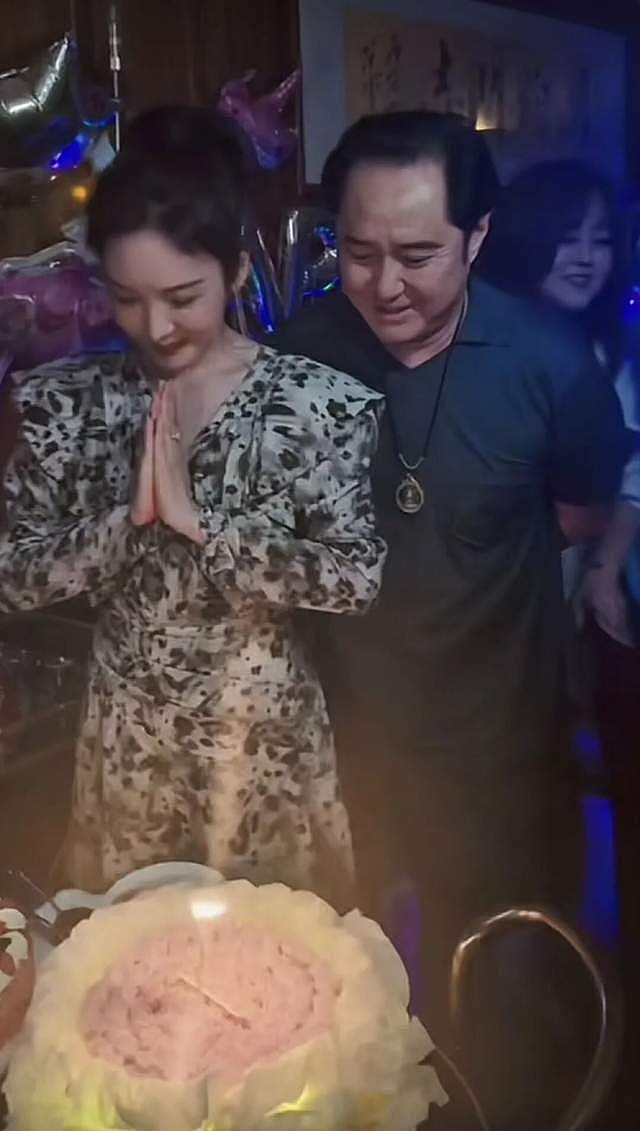 戏里结了九次婚，终于33岁来了一次真的，老公大她9岁演技也超好（组图） - 10