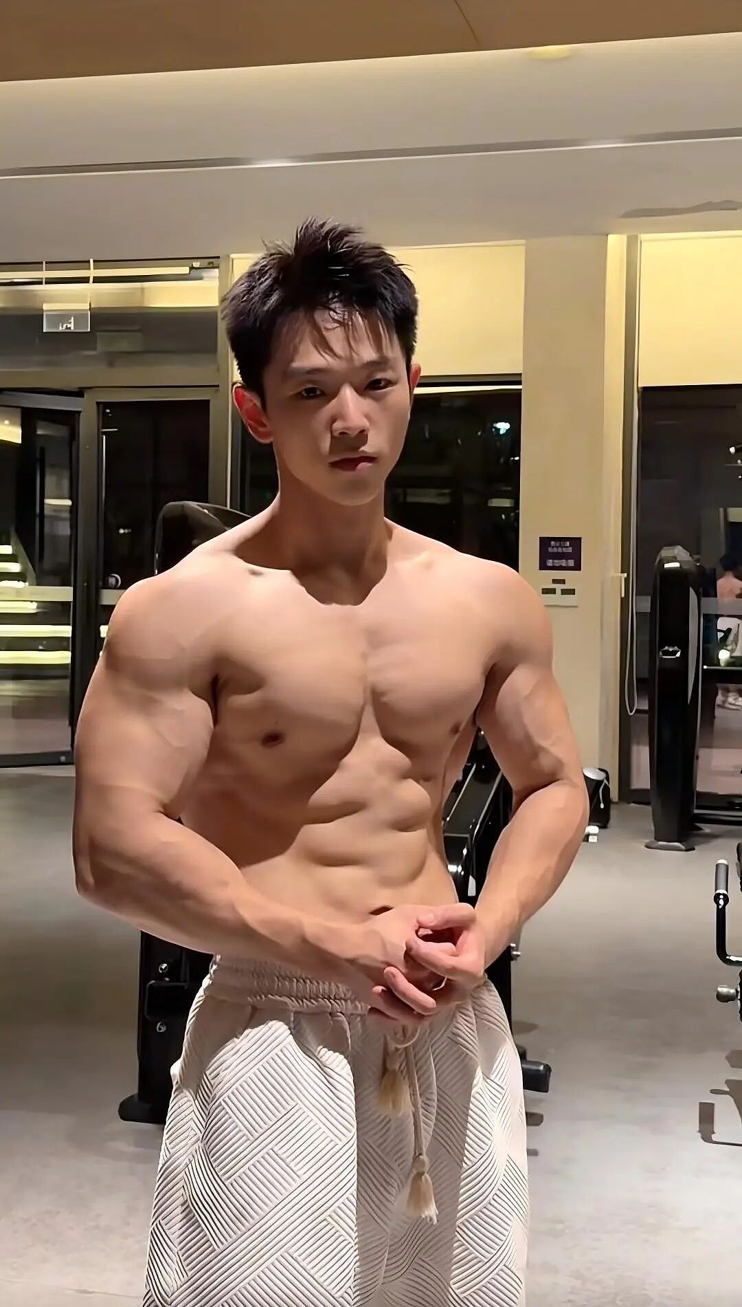 【帅哥】成都健身房惊现腹肌天花板！这线条太绝，阿搬看完直接想冲会员（组图） - 2