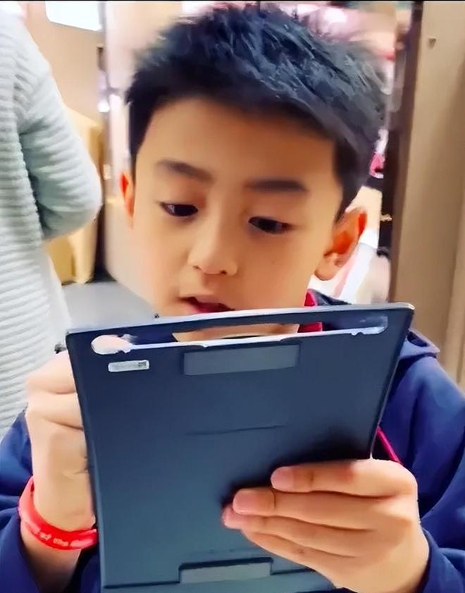 张柏芝一家送Lucas去澳洲！小Q个子比大哥还猛，小儿子大长腿抢镜（组图） - 5