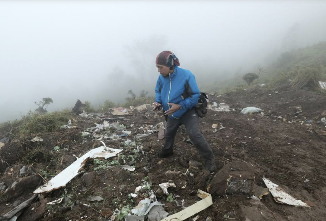 全机遇难！飞机撞山坠毁，遍地残骸； 载246人波音引擎故障，机长求救（组图） - 3