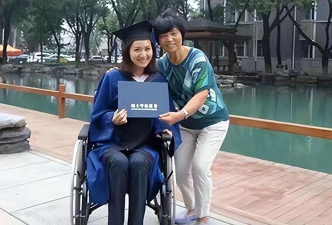 她曾是湖南台一姐，却在5分钟内全身瘫痪，公开征婚多年孤身一人（组图） - 6