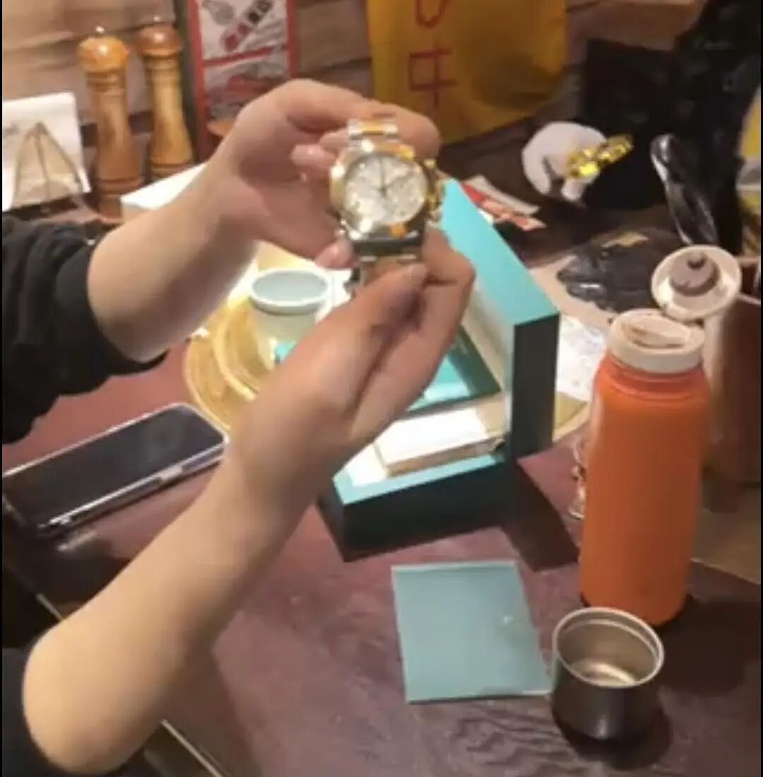 女子患癌,为筹钱治病卖掉劳力士手表,收到16万元后银行账户被冻结!警方回应(组图) - 2