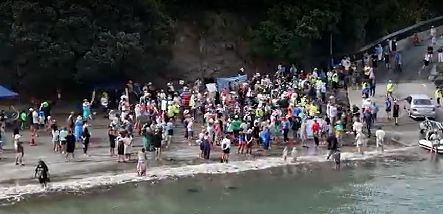 大规模针对华人抗议爆发！本地人在海边用中文横幅抵制，某书帖子竟成了铁证...（组图） - 2