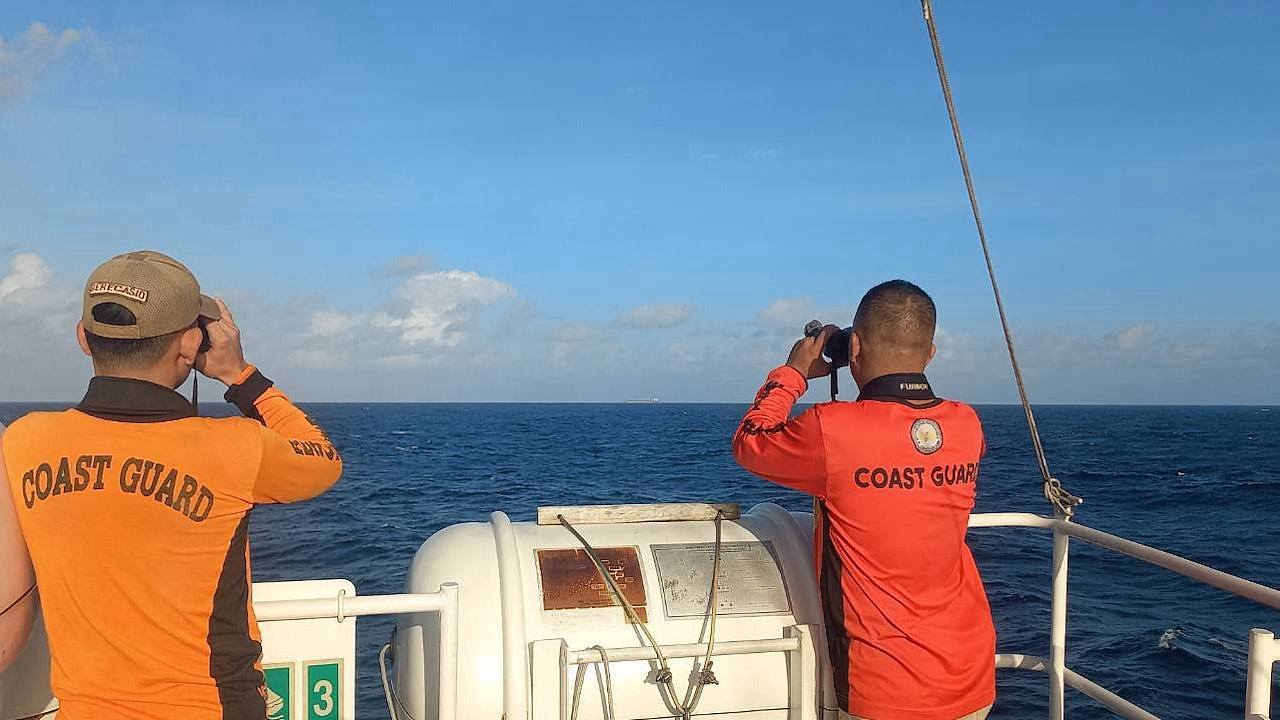 载21菲籍船员货轮黄岩岛附近沉没,中菲海警联合搜救,4人仍失踪(组图) - 1