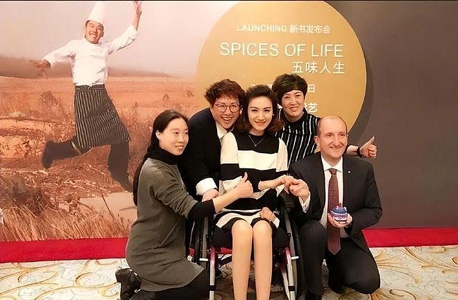 她曾是湖南台一姐，却在5分钟内全身瘫痪，公开征婚多年孤身一人（组图） - 7