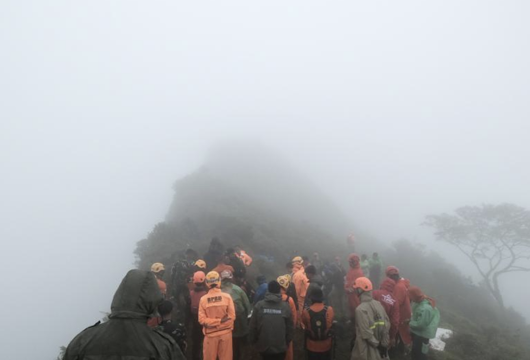 全机遇难！飞机撞山坠毁，遍地残骸； 载246人波音引擎故障，机长求救（组图） - 5