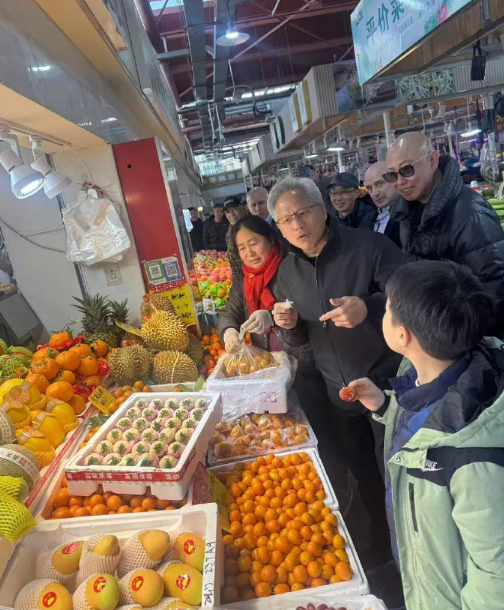 英伟达CEO黄仁勋现身上海菜市场边吃边逛，网友：食物不离手！他还将前往北京及深圳，本次行程以“逛吃”为主（组图） - 3
