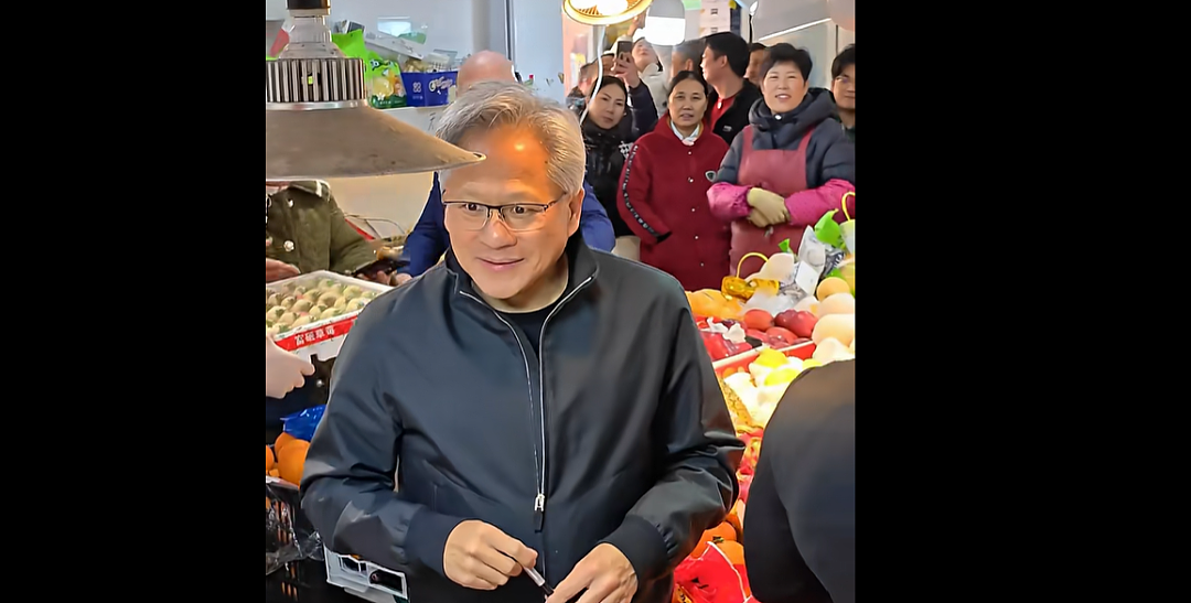 英伟达CEO黄仁勋现身上海菜市场边吃边逛，网友：食物不离手！他还将前往北京及深圳，本次行程以“逛吃”为主（组图） - 2