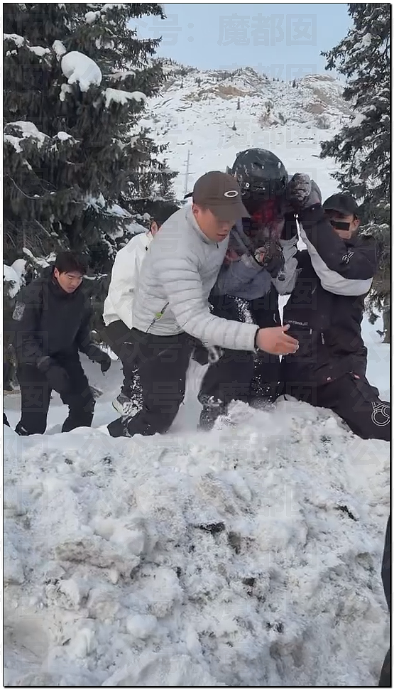 震撼！漂亮女生新疆旅游被野生雪豹撕咬，血流满面被人搀扶走出险境（视频/组图） - 9