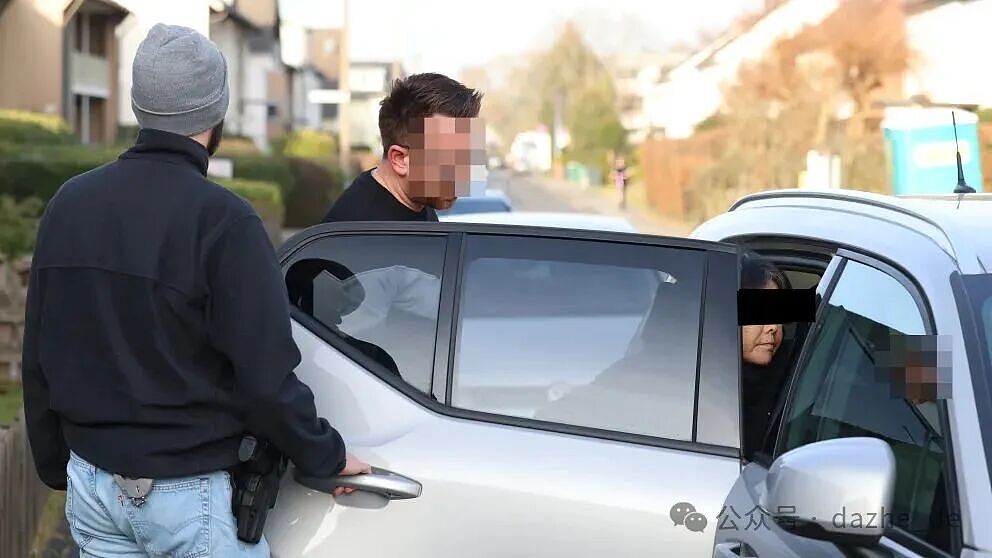外国警方终于动手：多名女性被控制卖淫，背后团伙被一锅端，细节看完发凉（组图） - 1