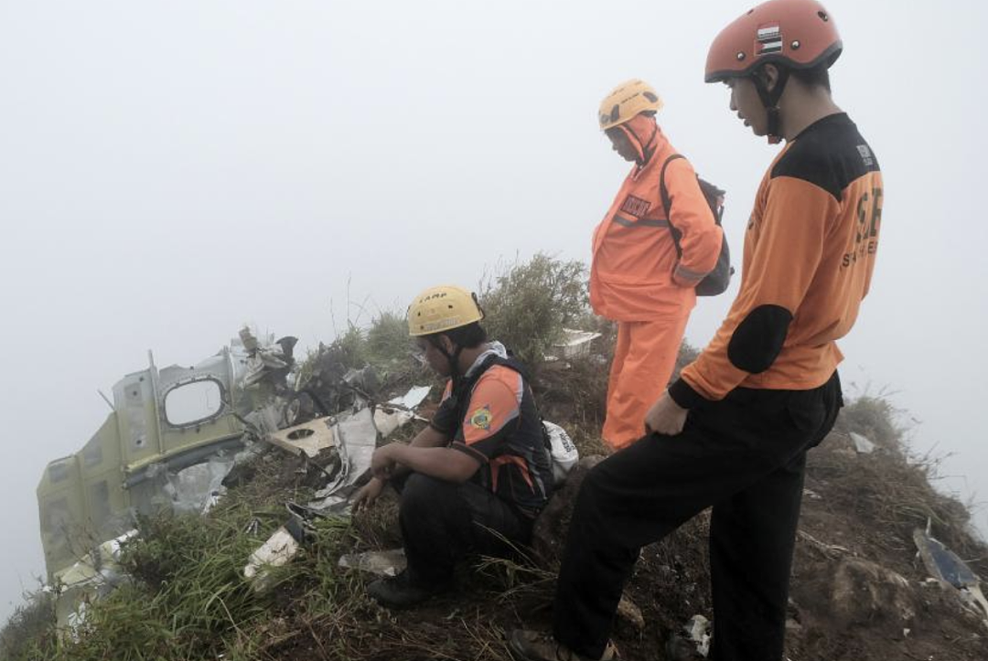 全机遇难！飞机撞山坠毁，遍地残骸； 载246人波音引擎故障，机长求救（组图） - 4