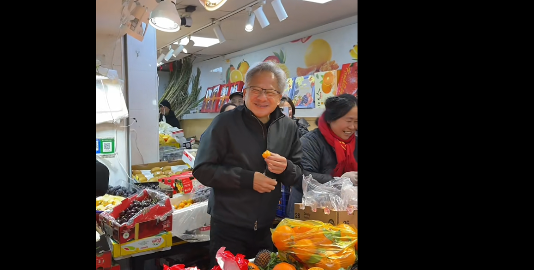 英伟达CEO黄仁勋现身上海菜市场边吃边逛，网友：食物不离手！他还将前往北京及深圳，本次行程以“逛吃”为主（组图） - 1