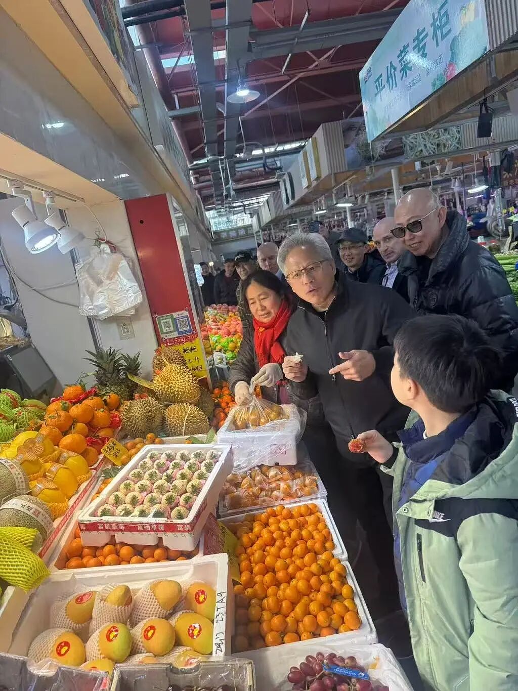 黄仁勋现身上海陆家嘴街道菜市场，系今年首度来华，将参加英伟达上海年会（组图） - 1