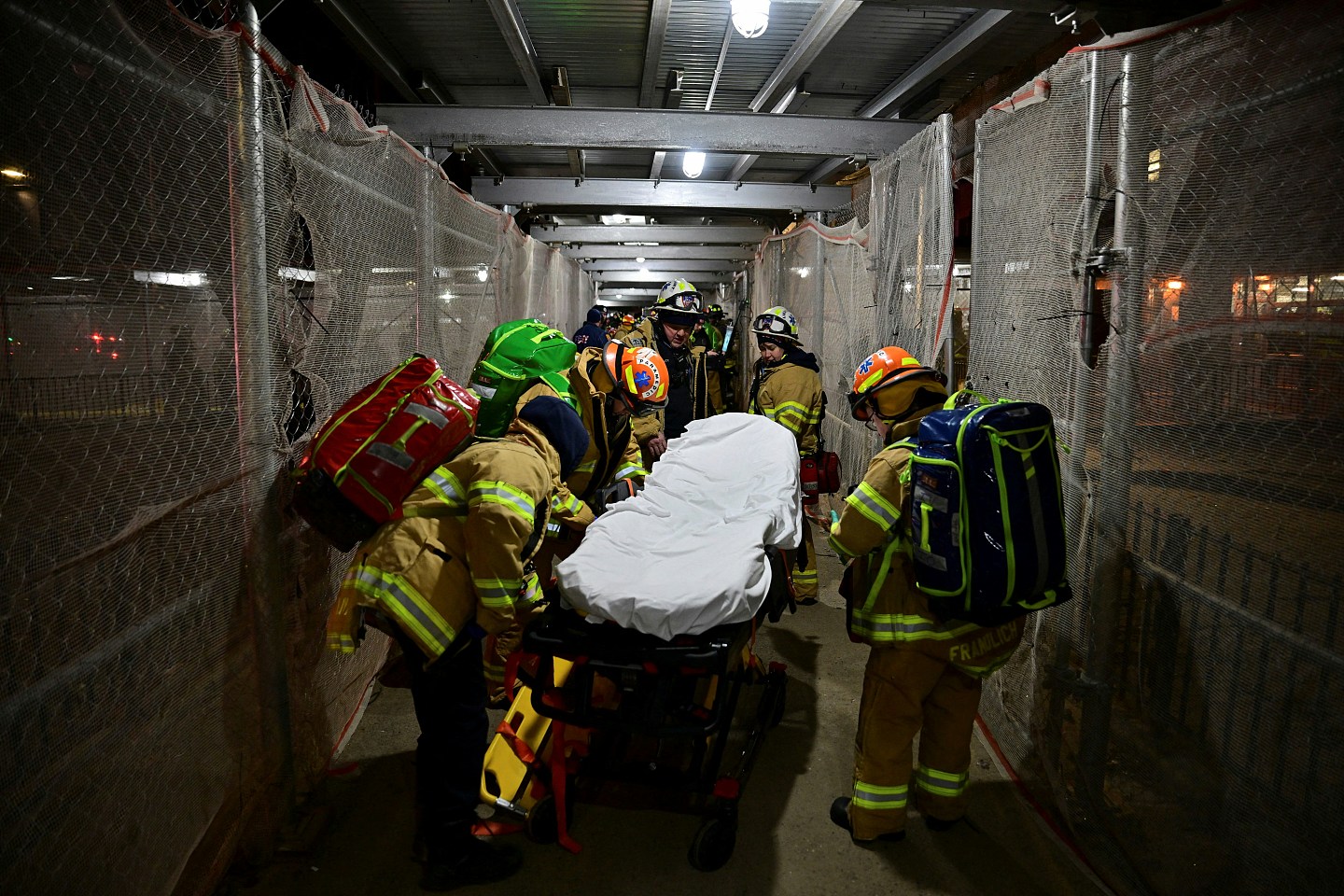 纽约市一公寓气体爆炸起火，至少1死14伤，逾百户居民疏散（视频/组图） - 3