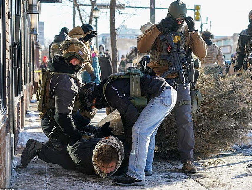 比斩杀线更狠！又有美国公民刚刚当街遭枪击身亡，倒地后还被轰9枪（组图） - 19