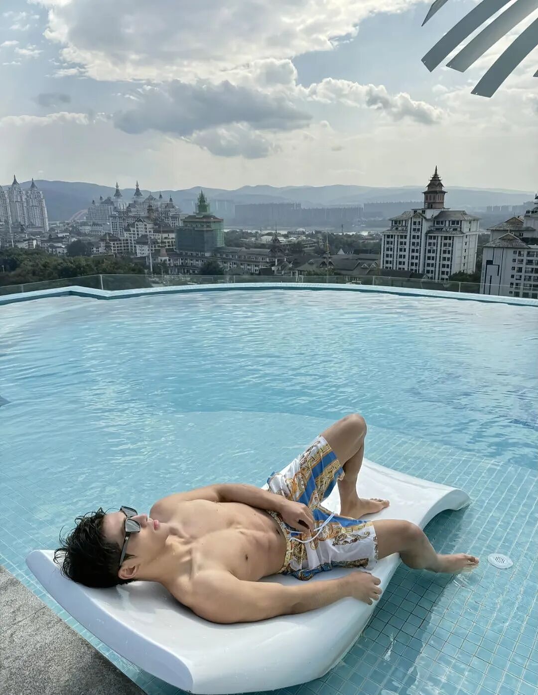 【帅哥】沙滩极品腹肌男模，古铜色肌肉超诱人...（组图） - 12