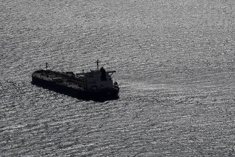 俄罗斯“影子船队”油轮失控，载73万桶原油在地中海漂流（组图） - 1
