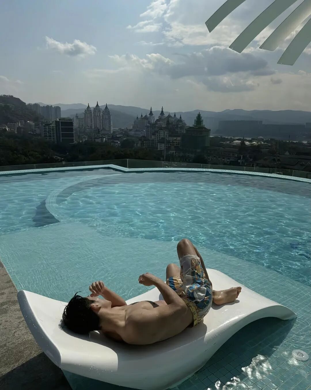 【帅哥】沙滩极品腹肌男模，古铜色肌肉超诱人...（组图） - 11