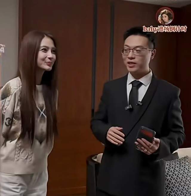 明星过气瞬间！baby妆没化完就被要求直播，头发乱蓬蓬举鞋子尬笑（组图） - 15