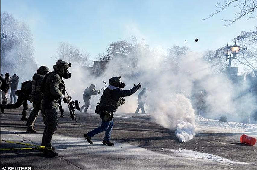 比斩杀线更狠！又有美国公民刚刚当街遭枪击身亡，倒地后还被轰9枪（组图） - 17