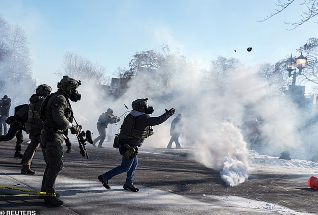 比斩杀线更狠！又有美国公民刚刚当街遭枪击身亡，倒地后还被轰9枪（组图） - 3