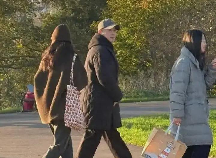 沙溢14岁儿子晒英国留学生活，住单人宿舍吃火鸡面（组图） - 3