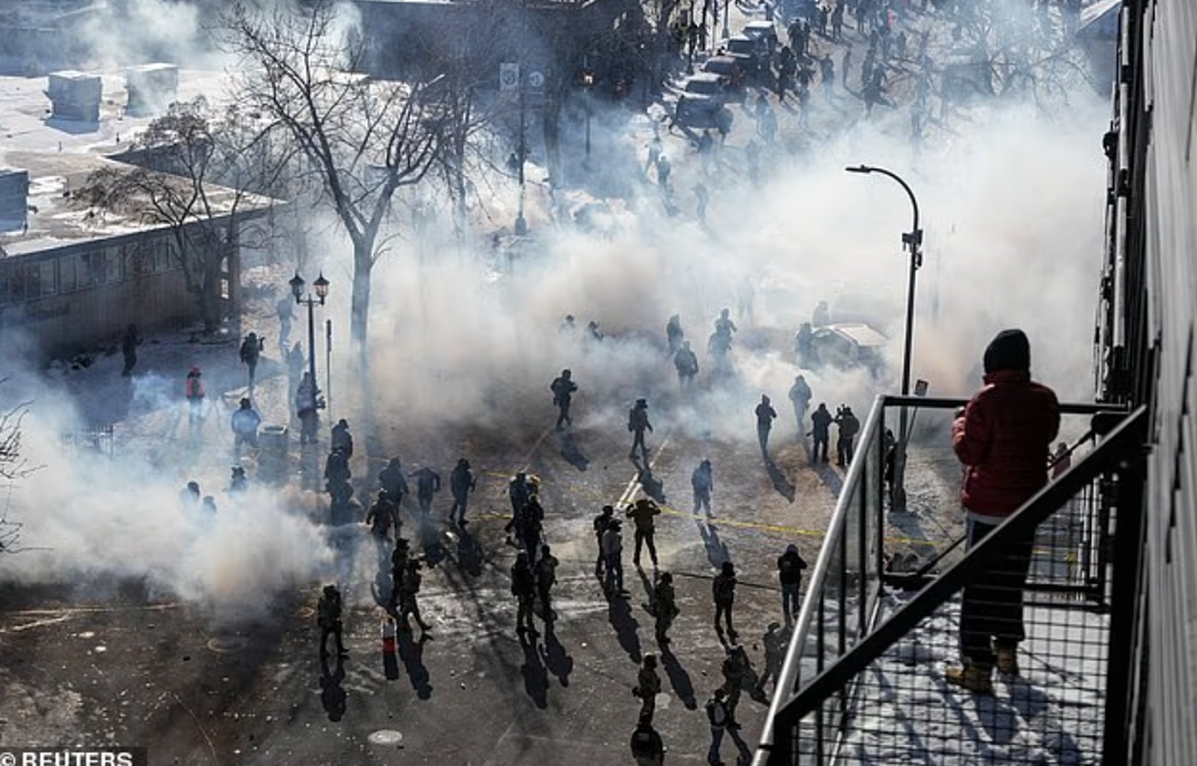 比斩杀线更狠！又有美国公民刚刚当街遭枪击身亡，倒地后还被轰9枪（组图） - 2