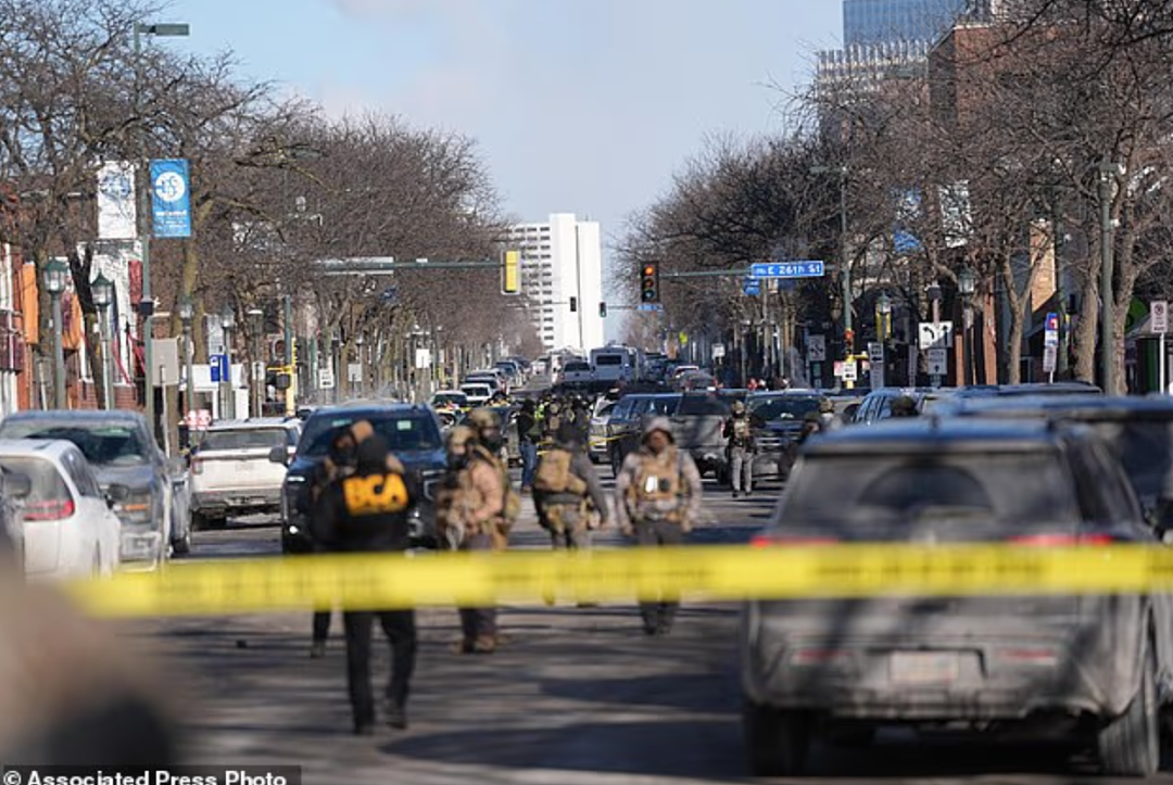 比斩杀线更狠！又有美国公民刚刚当街遭枪击身亡，倒地后还被轰9枪（组图） - 13