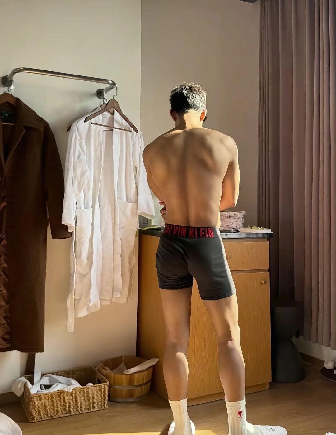 【帅哥】沙滩极品腹肌男模，古铜色肌肉超诱人...（组图） - 7
