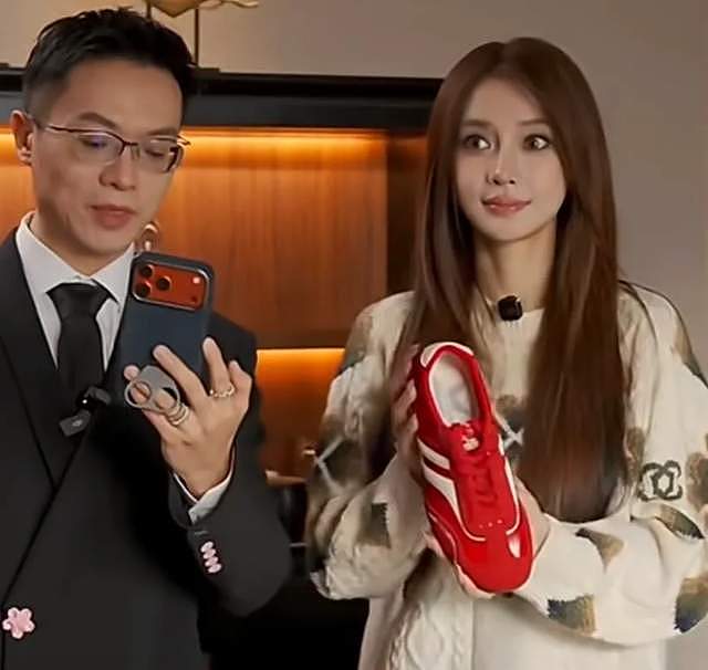 明星过气瞬间！baby妆没化完就被要求直播，头发乱蓬蓬举鞋子尬笑（组图） - 16