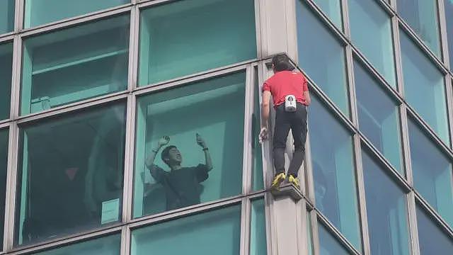 攀岩大神成功登顶台北101大楼，无保护自由独攀，耗时仅1小时35分（组图） - 4
